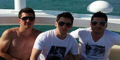 Messi celebrated his 26th birthday οn a boat with his brothers