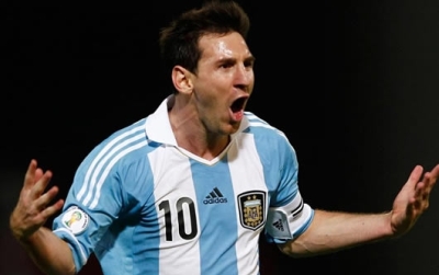 An amazing free kick by Messi!