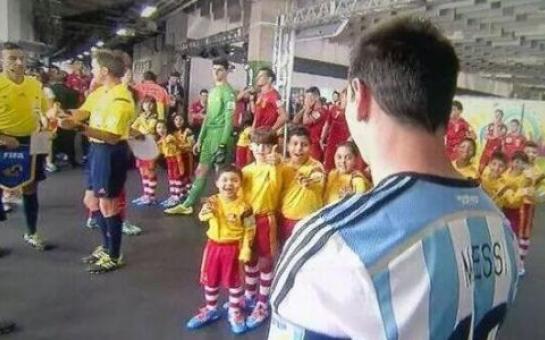 Argentina’s Lionel Messi ignores super cute kid’s handshake  [vid]