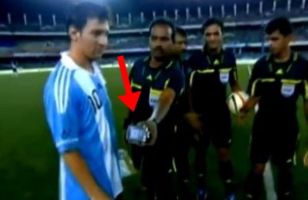 The referee is trying to take a pic of Messi! LOL moment!