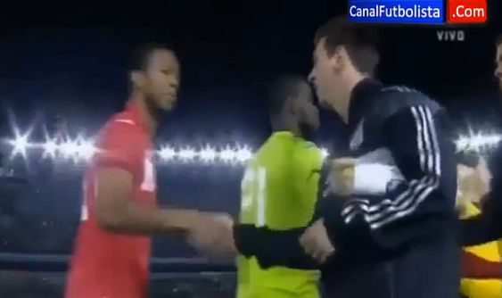 Ποδοσφαιριστής του Τρινιδάδ υποκλίνεται στον Μέσι! [video]
