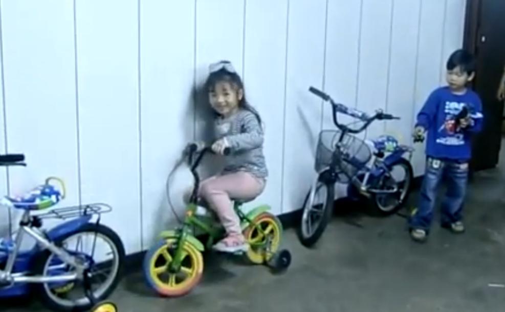 Απολαύστε ένα εκπληκτικό κόλπο με το ποδήλατο από μια μικρούλα!