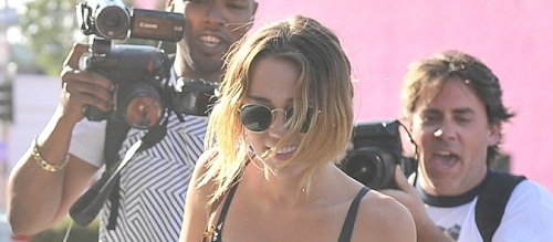 ΣΟΚ!!! Βλέπουμε κάτω από την φούστα της Miley Cyrus, και δεν φοράει εσώρουχο.!