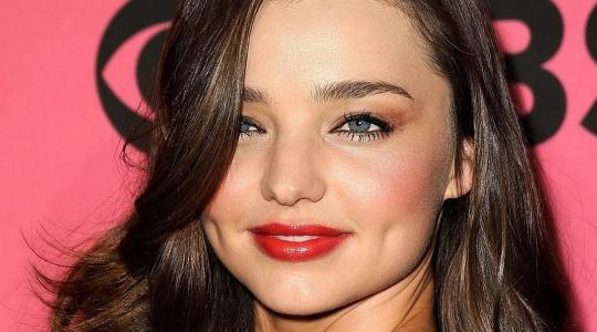 Η Miranda Kerr topless στα κύματα!