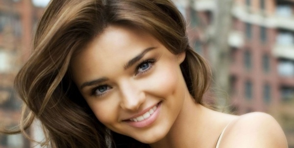 Topless η Miranda Kerr στη νέα της φωτογράφιση! Δείτε τη!