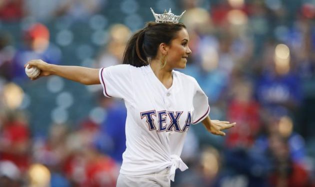 Ήθελε κι η Miss Texas να κάνει την έναρξη σε αγώνα baseball… [vid]