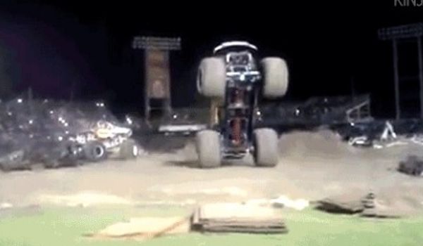 Monster truck παραλίγο να πλακώσει θεατές