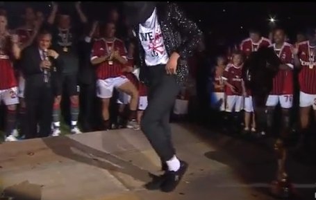 Ποιος ποδοσφαιριστής χορεύει το «moonwalk» του Michael Jackson?