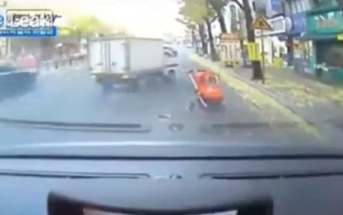 Βίντεο που σοκάρει! Καροτσάκι με μωρό στη μέση του δρόμου!