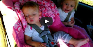 Ξεκαρδιστικό βίντεο! Μωρό κοιμάται και όταν ακούει το αγαπημένο του τραγούδι ξεσπάει σε χορούς!