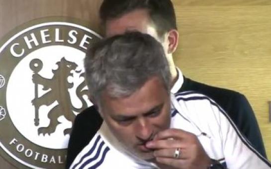 Jose Mourinho offers nuts to journalists at his press conference [vid]