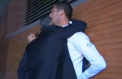 Mourinho is crying in the arms of Materazzi!