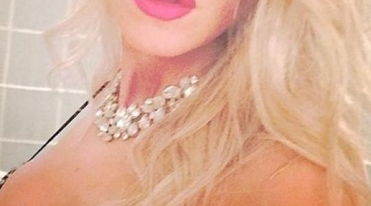Ελληνίδα ξανθιά σέξι παρουσία τα πέταξε σχεδόν όλα σε μια selfie!