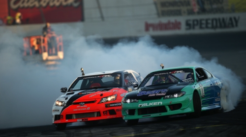 Mustang εναντίον Scion turbo σε επική μάχη drift!