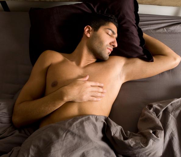 Καλύτερη ποιότητα ύπνου: 5 Λόγοι που πρέπει να κοιμάσαι γυμνός!