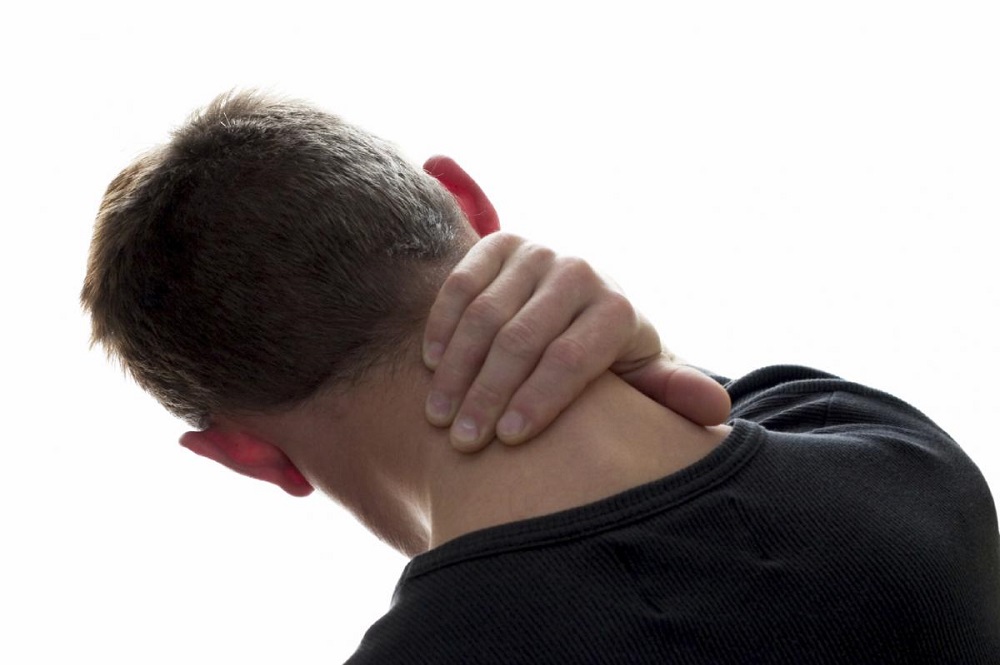 Αυχενικό σύνδρομο: Οι ασκήσεις που μπορούν να σε απαλλάξουν από τον πόνο (vids)