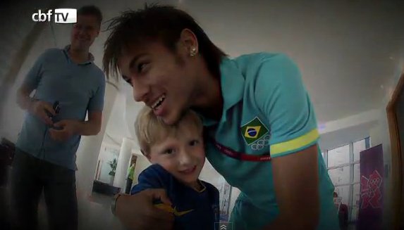 Little fan of Neymar sings his song!