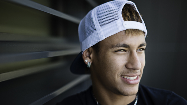 Neymar turns crazy at locker room once again!!! (vid)