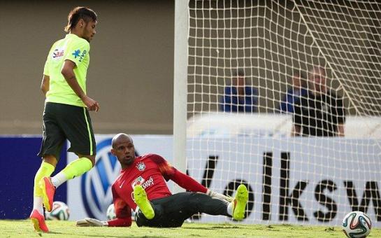 Tricky penalty kick from Neymar during Brazil’s training! [video]