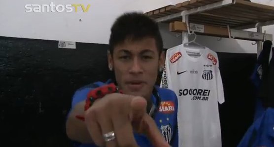 Neymar gives a singing show in the Santos dressing room!