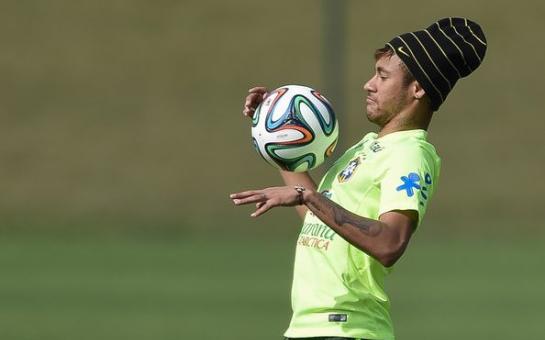 Neymar performs some keepy uppy show in Brazil’s training! [video]