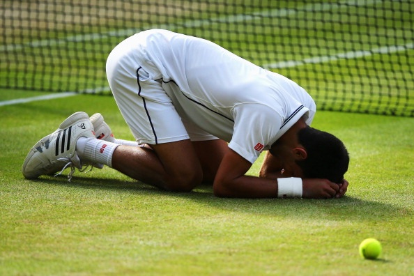 Δοκίμασε λίγο… χορταράκι ο νικητής του Wimbledon, Τζόκοβιτς! [vid]