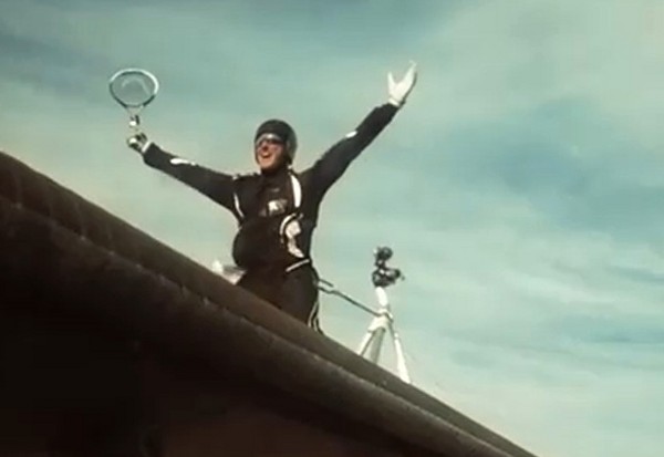 Ο Τζόκοβιτς παίζει τένις στα φτερά πετούμενου αεροπλάνου!