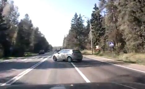 Οδηγός χάνει τον έλεγχο του αυτοκινήτου και για λίγο δεν είχαμε τρακάρισμα! (Βίντεο)