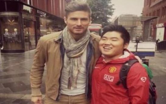 Arsenal striker Olivier Giroud took a photo with a Manchester United fan