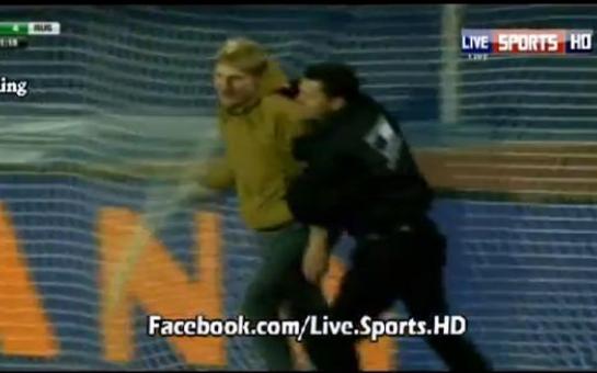 Crazy Fan invades the pitch
