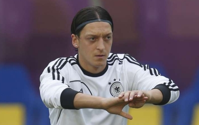 What can Ozil do with a bubble gum?