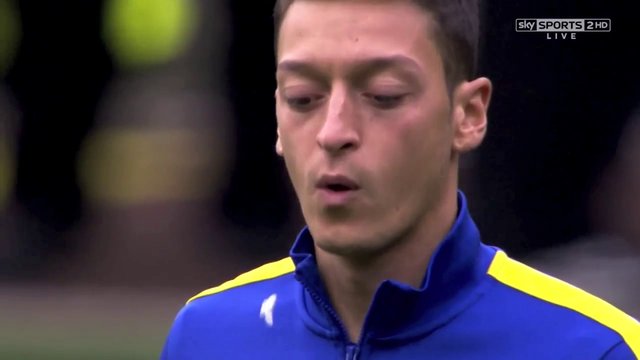 Ozil does the “gum-trick” again! (video)