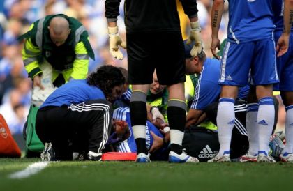 Drogba knocked out! Watch the tremendous injury!!!!!!!