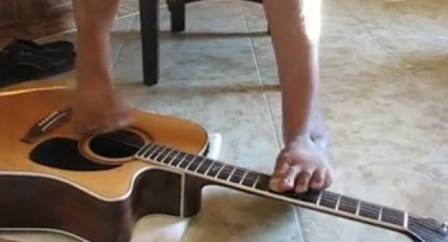 Παίζει κιθάρα με τα πόδια… Άξιος θαυμασμού!!! Πρέπει να το δείτε……..