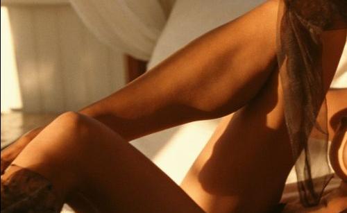 Η Pamela Anderson γυμνή στο κρεβάτι της…