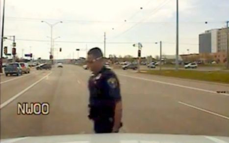 Αστυνομικός σταματά την κίνηση για να περάσουν τα παπάκια! [video]