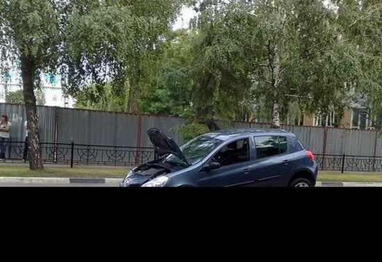 Πως κατάφερε να παρκάρει εκεί το αυτοκίνητο;;;