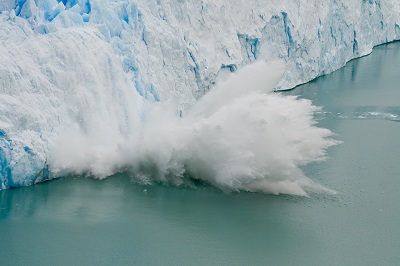 Τι συμβαίνει όταν ένα τεράστιο κομμάτι πάγου πέφτει στην θάλασσα;
