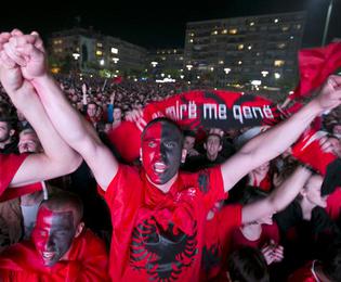 Στην Πρίστινα πανηγύρισαν τη διακοπή στο Βελιγράδι!
