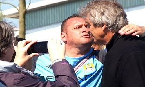 Manchester City fan kisses Manuel Pellegrini [vid]