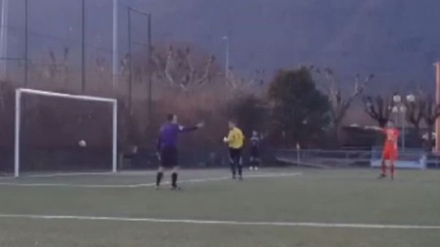 The best penalty EVER! The most ridiculous keeper EVER! [video]