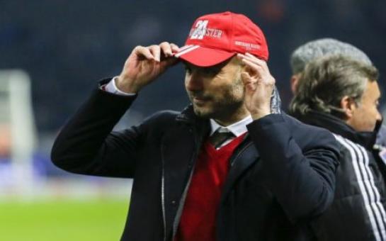 Sexy blonde woman tries to put hat on Guardiola [vid]