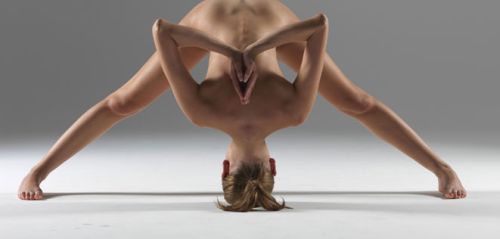Η γυμνή yoga γυμνάζει κορμί και μάτια! [photos]
