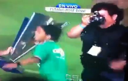 Cameraman attacks… photographer! (vid)