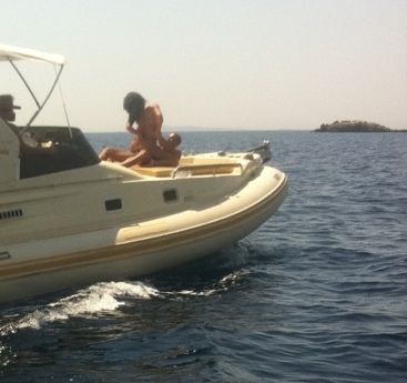 Νεαρή Ελληνίδα ηθοποιός έκανε sex πάνω σε σκάφος!!!