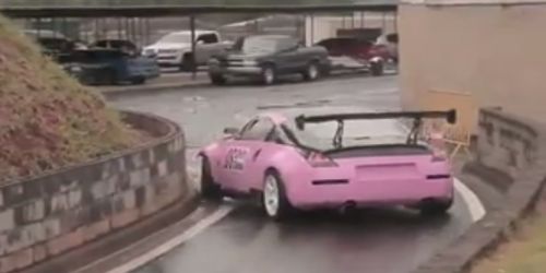 Drifting με ροζ αμάξι; Ποιος είσαι η Barbie;