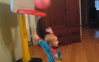 Απίστευτος πιτσιρικάς που είναι γεννημένος μπασκετμπολίστας!