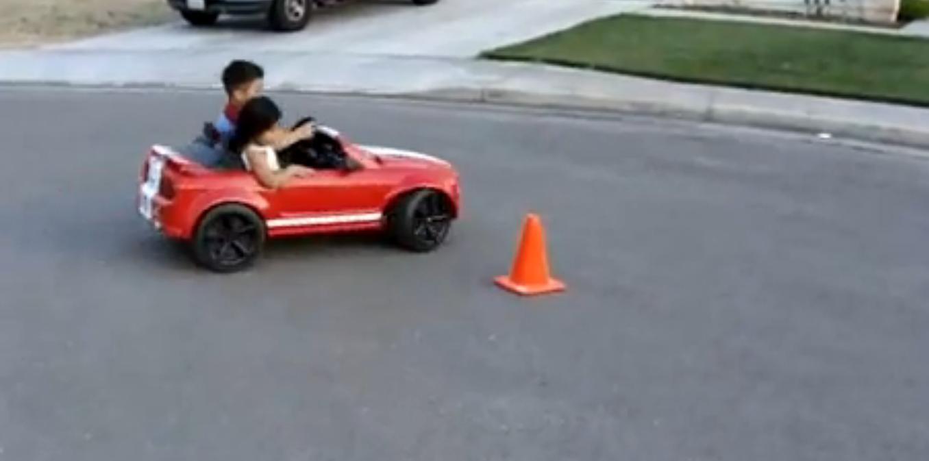 Ένας πιτσιρικάς κάνει drifting με το αυτοκινητάκι του… Απλά φανταστικός…