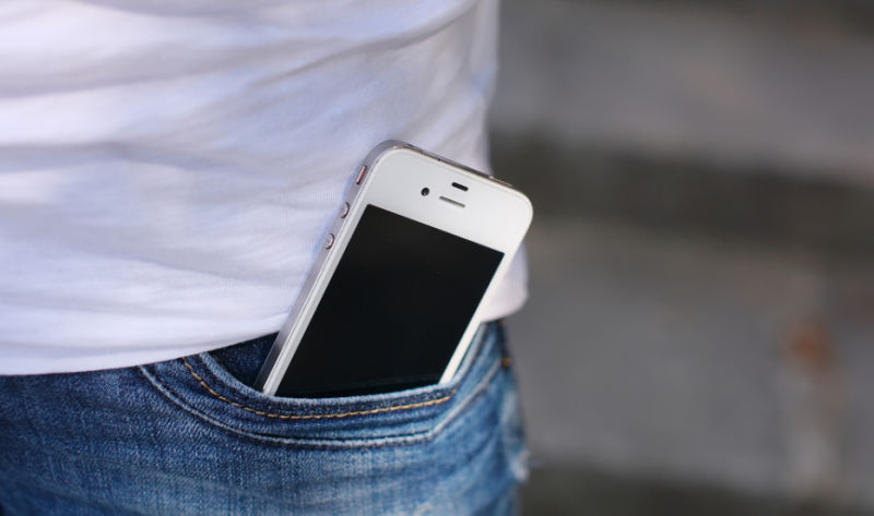 Τι συμβαίνει τελικά με το κινητό στην τσέπη του παντελονιού; Όλα όσα πρέπει να ξέρεις!