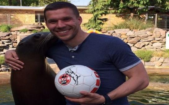 Lukas Podolski plays football with a sea lion! [pic – vid]